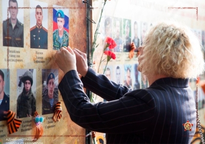 Портреты героев размещают на «Стены памяти» в регионах