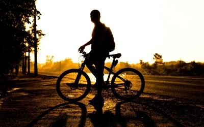 Закон не запрещает: мужчина без одежды ездил по городу на велосипеде, доказав свою правоту